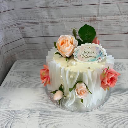 Gâteau orné de roses fraîches de la Pâtisserie Saveurs du Monde